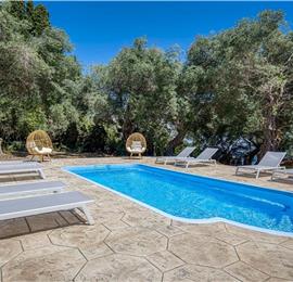 4 bedroom villa with pool by the sea, near Corfu town, sleeps 8